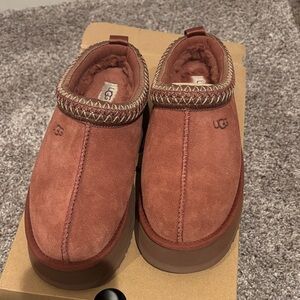 UGG Women's tazzman red Suede Slippers